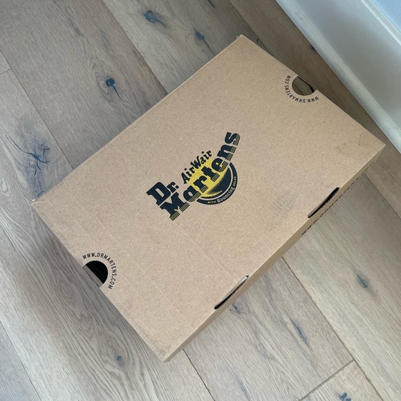 DR. MARTENS 1460 BOOT SMOOTH LEATHER - WOMEN'S NWT - Picture 7 of 8